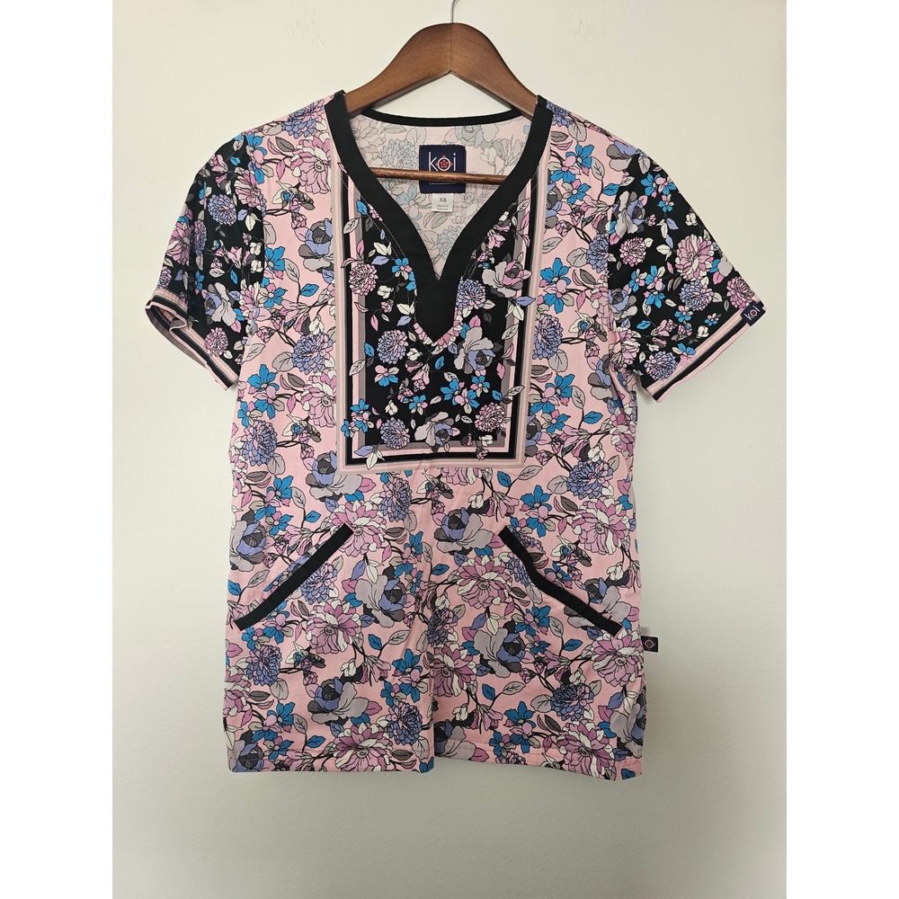 Floral Koi Stretch Scrub Top Womens XS Pink Blue Short Sleeve V-Neck Pockets